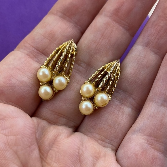 💛 Vintage Gold Plated Sarah Coventry Pearl Clip OnEarrings - Picture 2 of 6